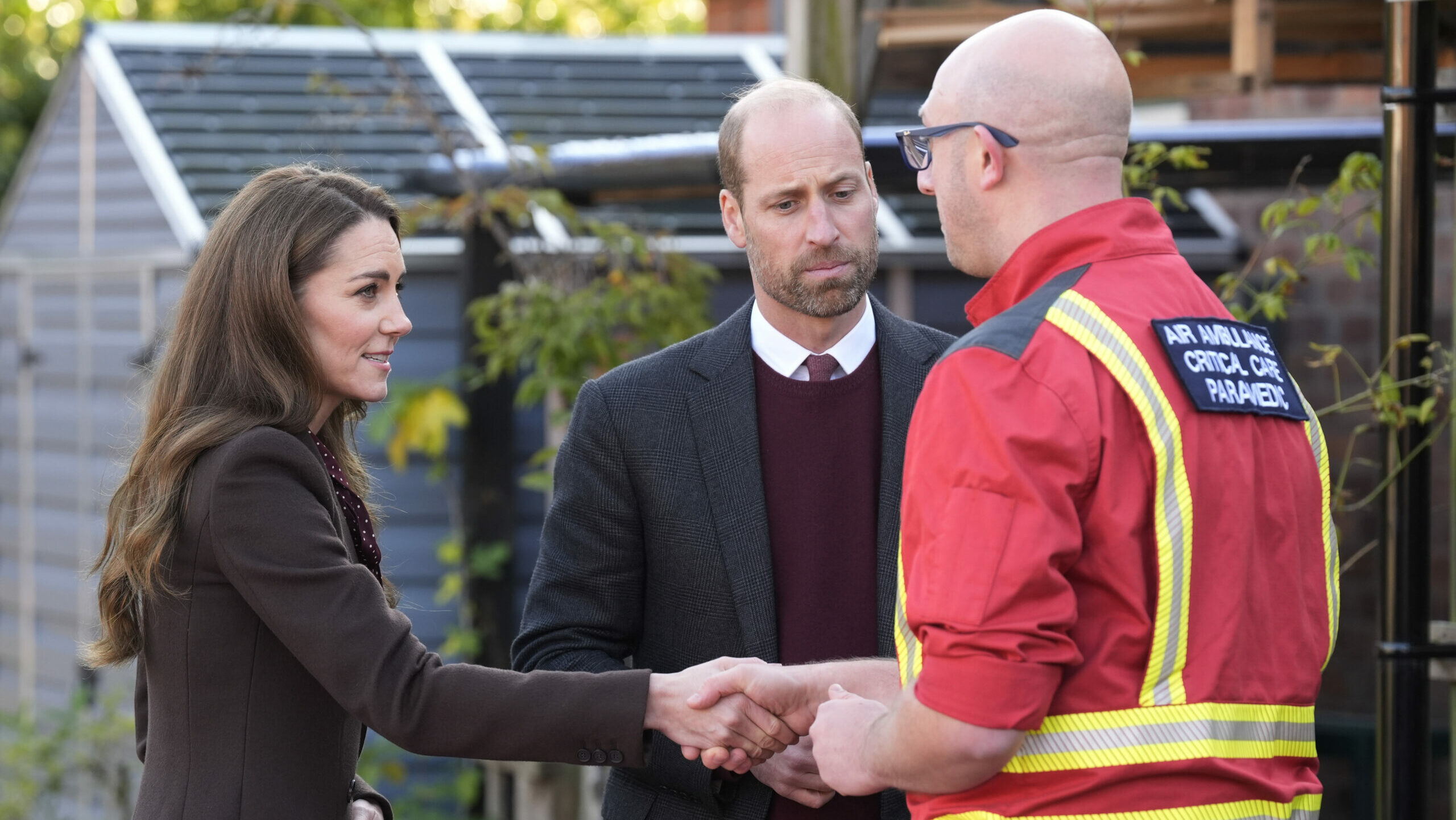 Prinz William und Kate Middleton begrüßen Rettungskräfte vor dem Gemeindezentrum in Southport