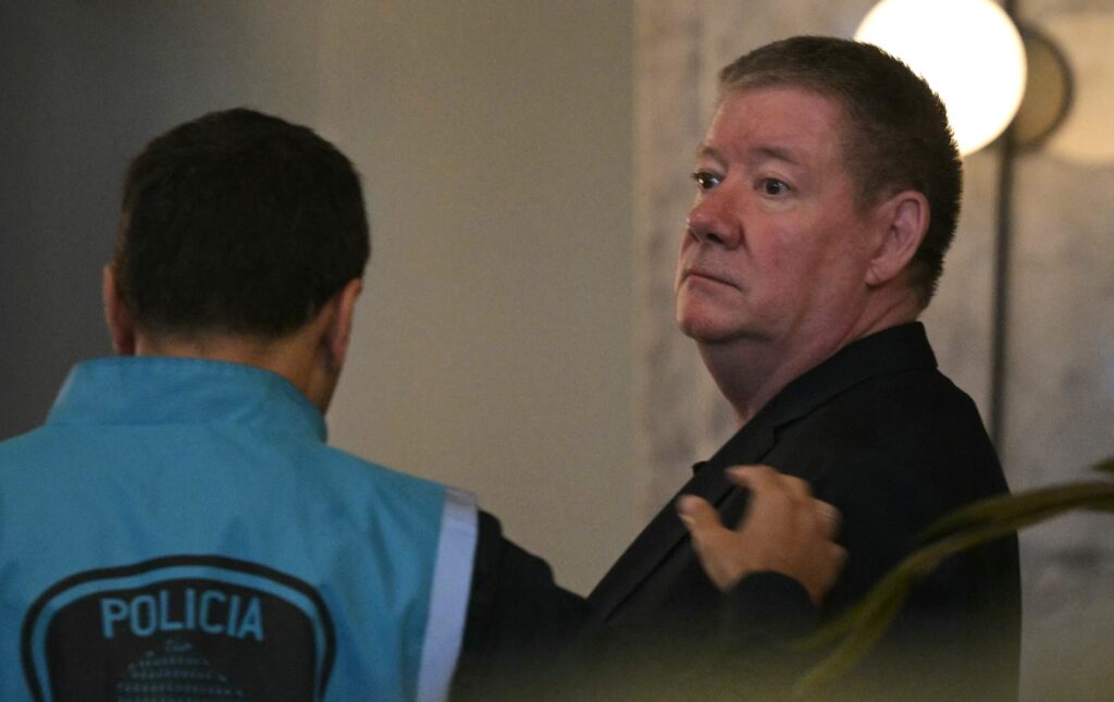 Geoff Payne bei der Polizei in Buenos Aires