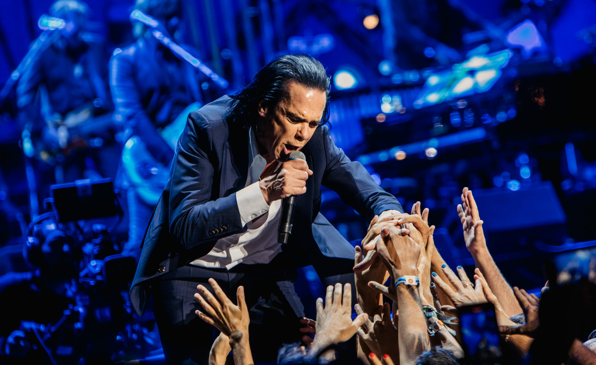 Nick Cave auf Tuchfühlung mit seinem Publikum (Archivbild)