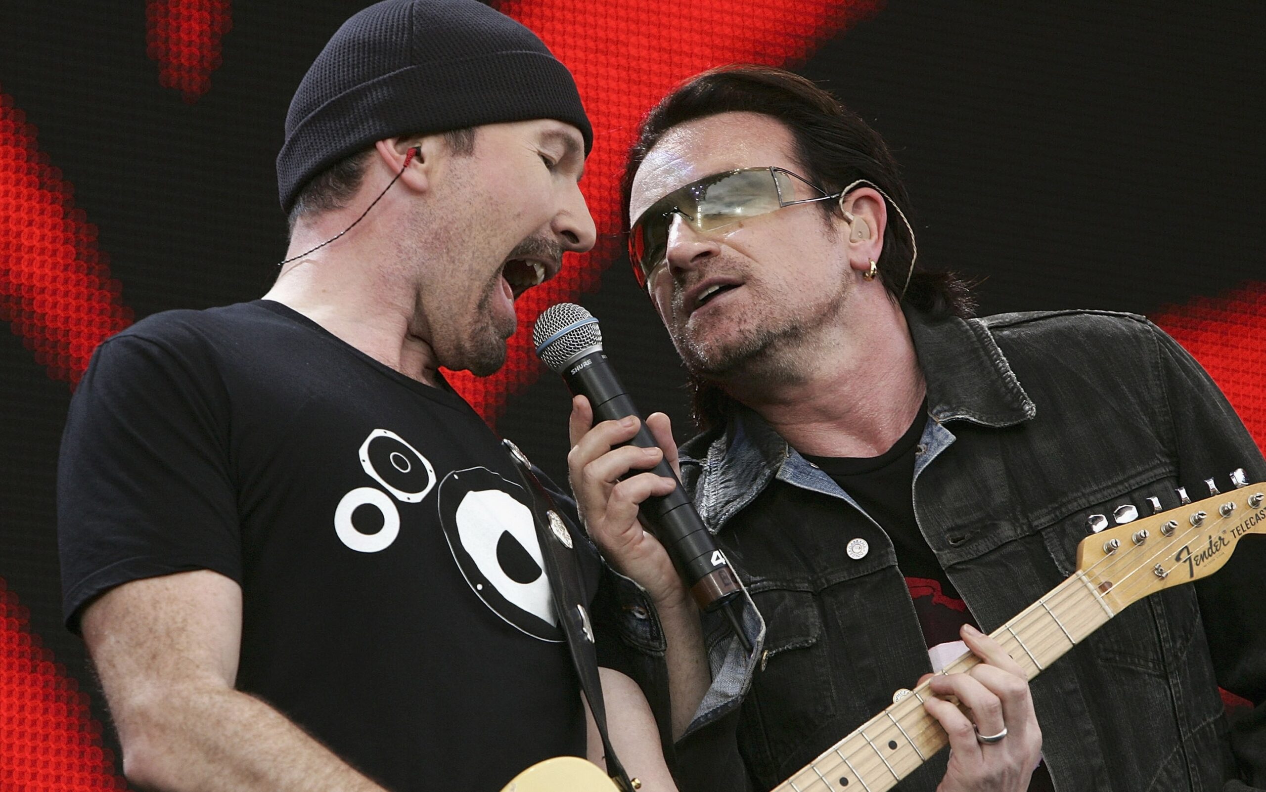 Bono und The Edge von U2 bei ihrer „Vertigo“-Tour 2005