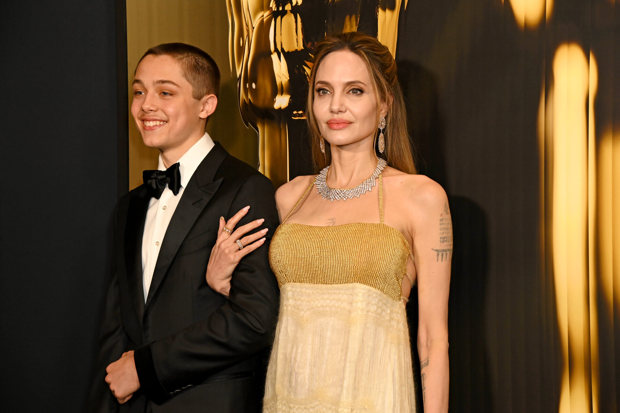 Angelina Jolie mit Sohn Knox bei den Governors Awards 2024.