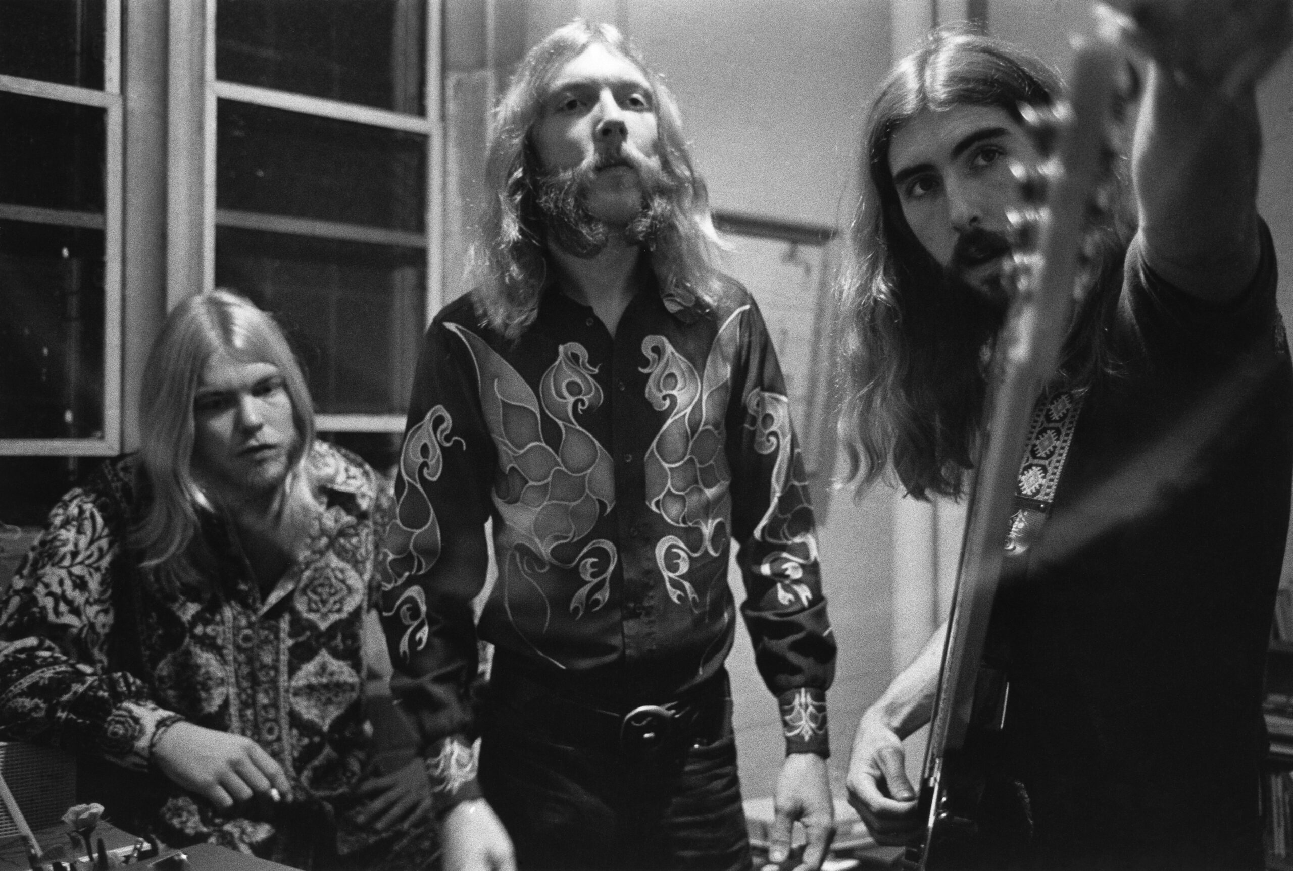 ) Duane Allman, Greg Allman und Berry Oakley backstage vor dem Auftritt der Allman Brothers am 17. Oktober 1970 im Sitar in Spartanburg, South Carolina.