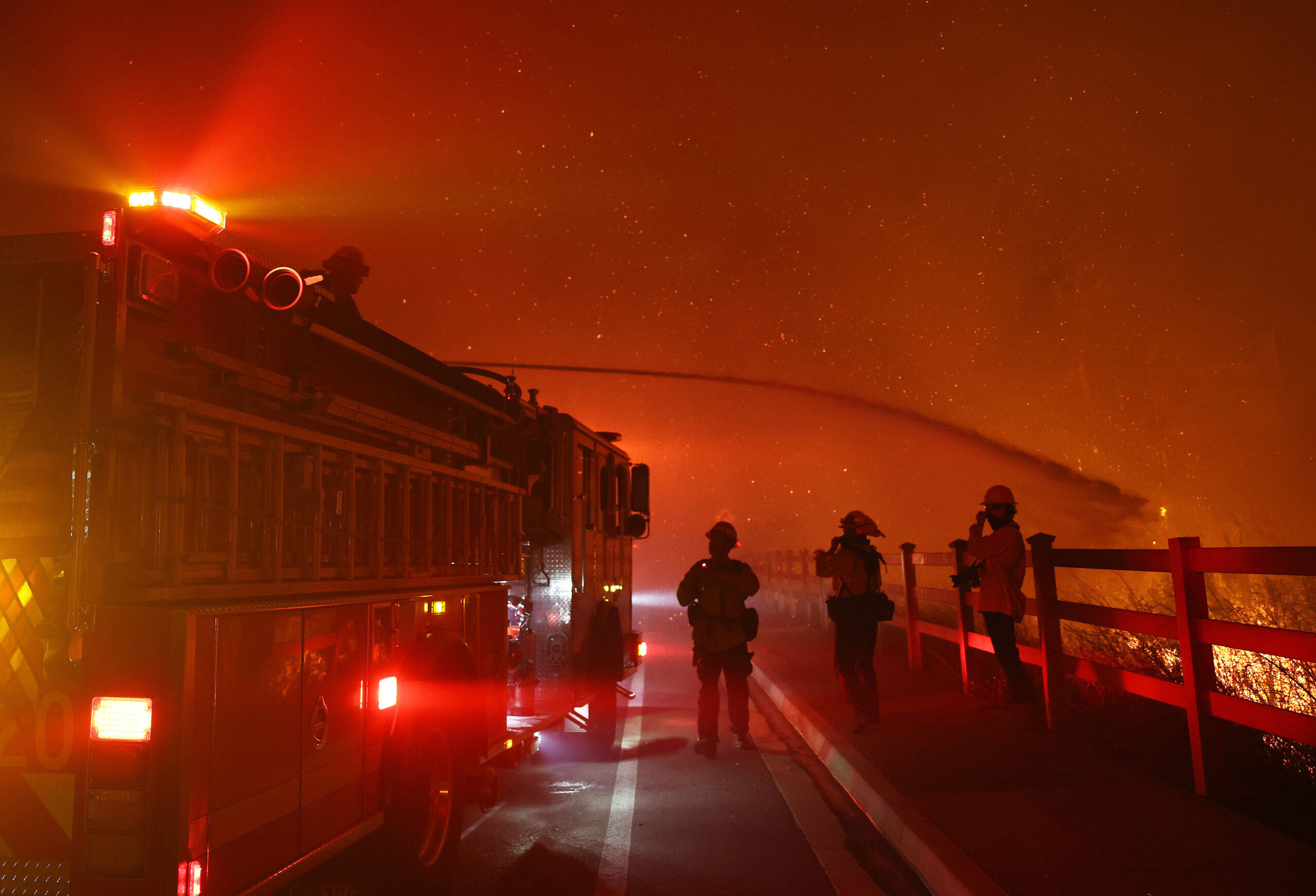 Einsatzkräfte im Kampf gegen das „Franklin Fire“ in Malibu