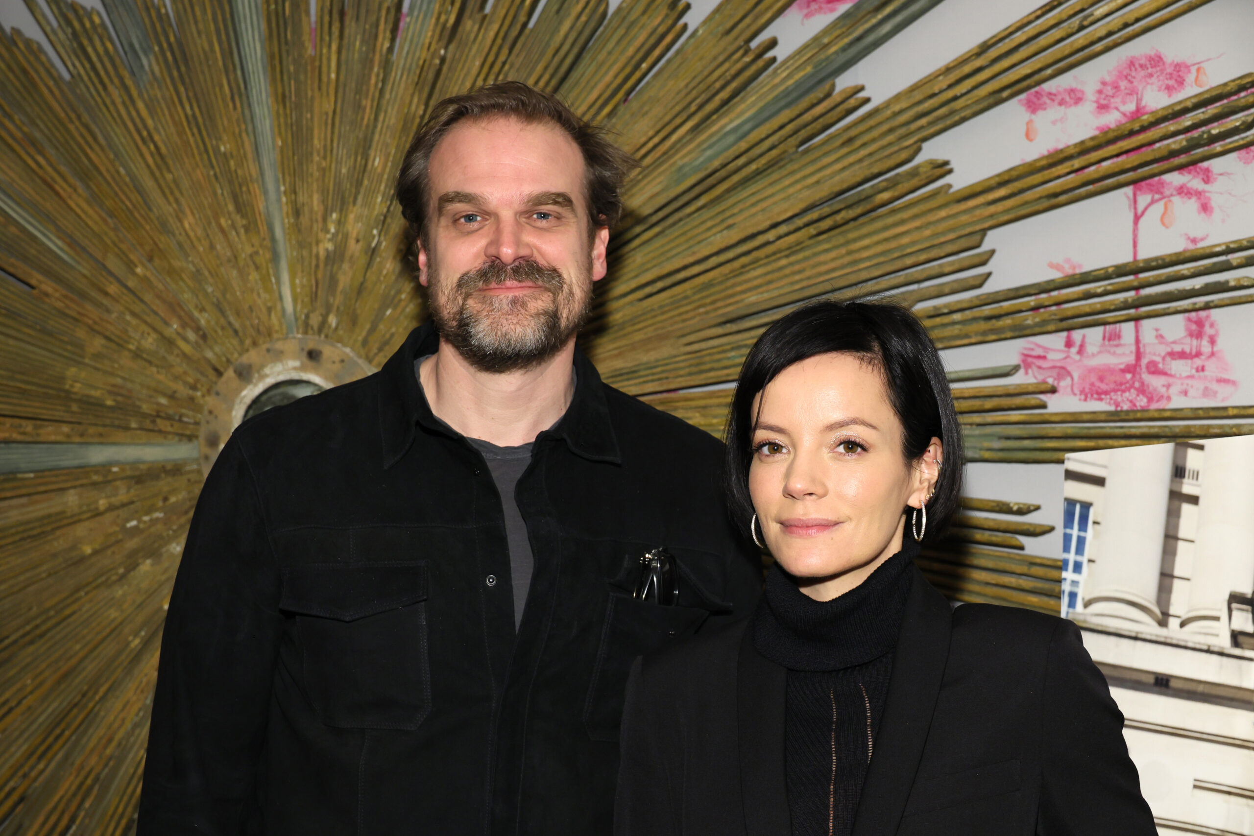 David Harbour und Lily Allen, 2022.