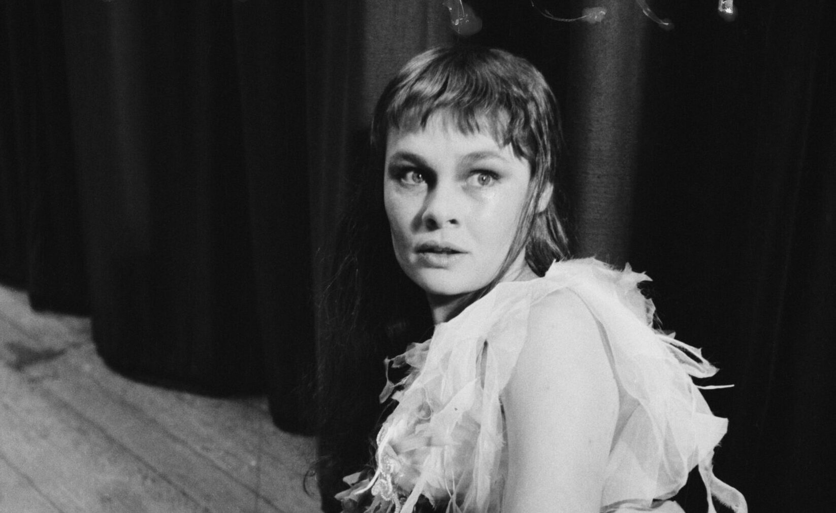 Judi Dench ist bekannt für ihre Arbeit mit der Royal Shakespeare Company und hat viele Shakespeare-Figuren, darunter Lady Macbeth und Cleopatra, dargestellt