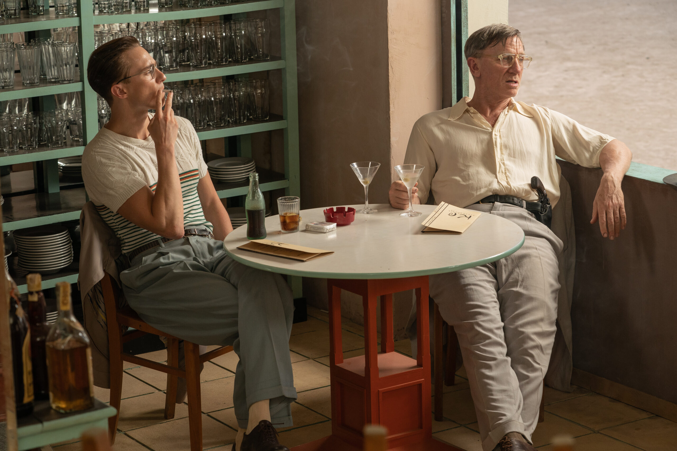 Drew Starkey (l.) und Daniel Craig in „Queer“