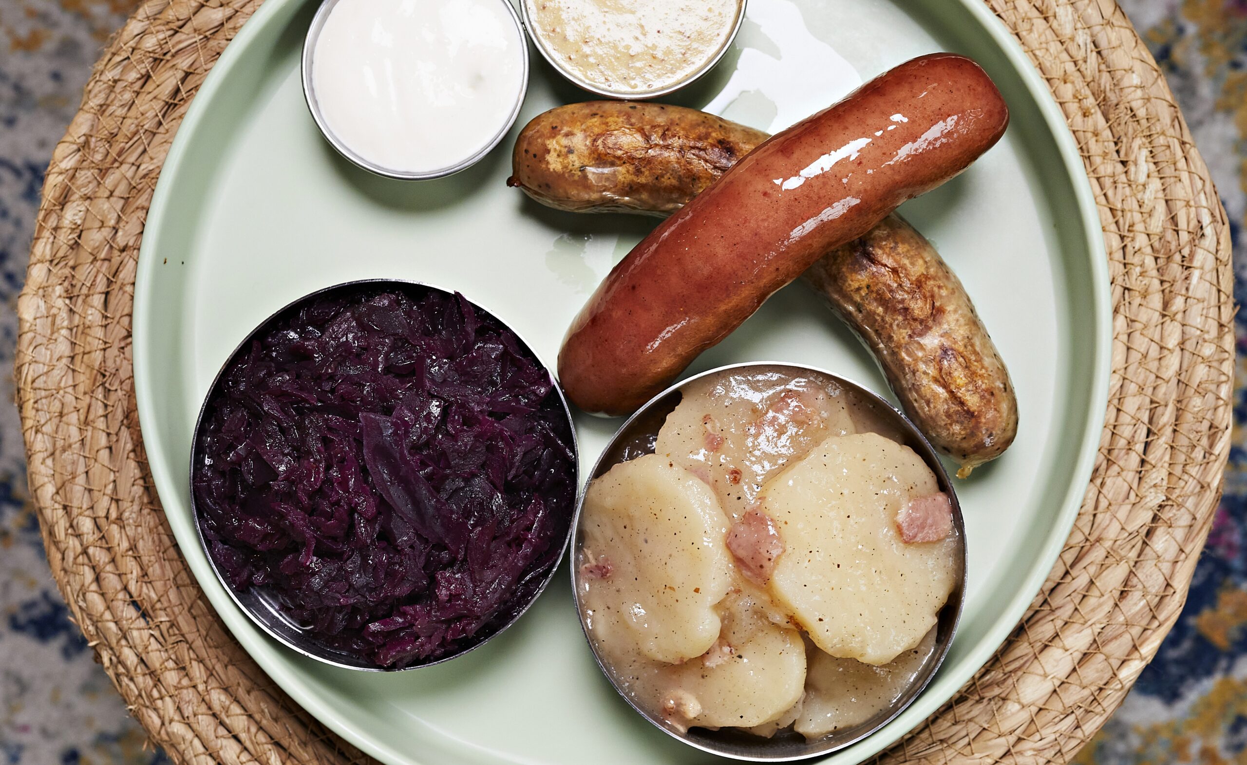 Würstchen-Platte mit Bratwurst und Knackwurst