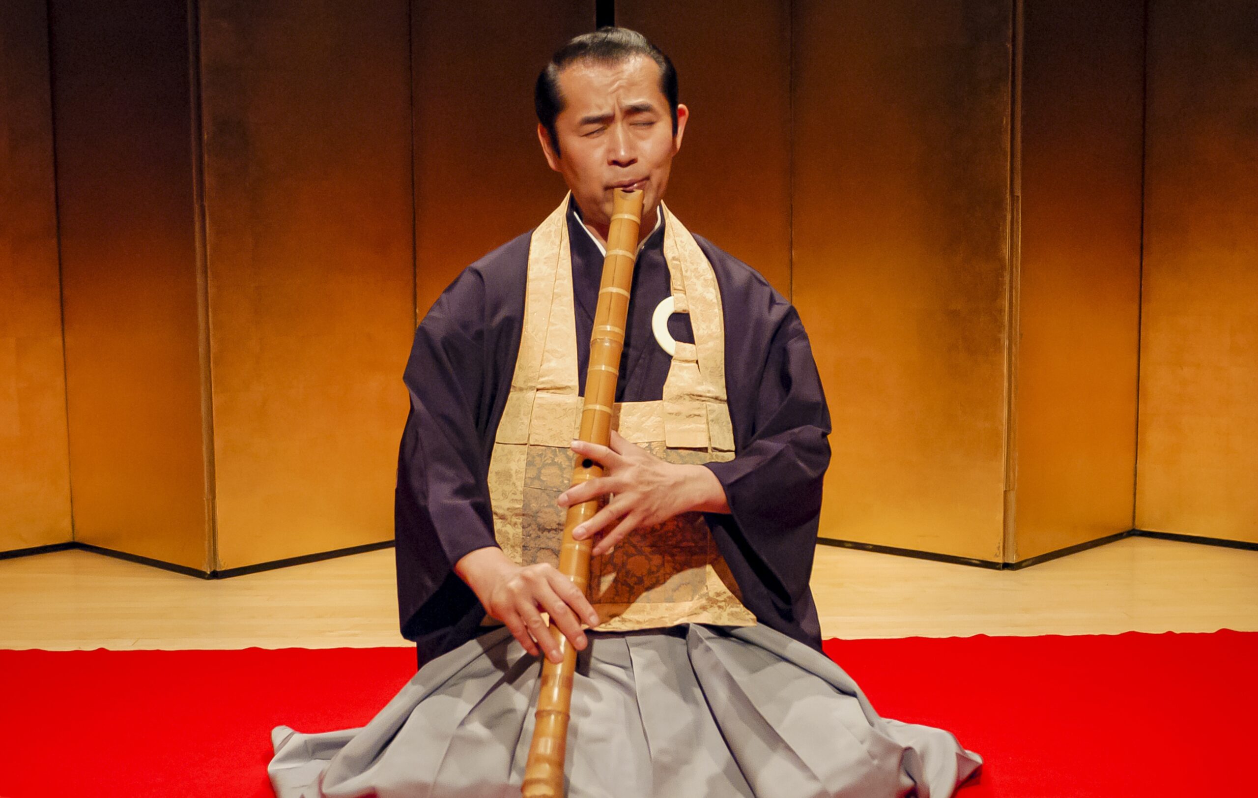 Der japanische Musiker Kifu Mitsuhashi spielt eine Shakuhachi